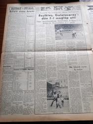 Vatan Gazetesi - 2 Şubat 1953 - Demokrat Parti'de Yeni Ruh Yazan Ahmet Emin Yalman Köşe Yazısı İşsizlik - Tren'e Yapılan Sabotaj Tahkikatı Devam Ediyor - Beşiktaş Galatasaray'ı 2 1 Yendi - Fenerbahçe Beyoğluspor'u 1 0 Yendi - Kuzey Avrupa'da Şiddetli Bir Fırtına Hüküm Sürüyor - Balık Baştan Kokar Adlı Kanun Teklifi - İngiliz İşçi Partisi Sol Cenah Lideri Bevan Amerika'ya Hücum Ediyor - Kadınlar Tekkesi Yazan Refik Halid Karay Yazı Dizisi - İnsanlar Nasıl Mesut Olabilir 1 Yazan Filozof Lord Bertrand Russel  - Kadıköy Yeldeğirmeni Okulunda Defile Yapılacak - Türk Devrim Ocakları Beyazıt Ocağı Kongresi - Asya'da İlk Televizyon - Kedi Köpek Ve Salyangoz İhraç Ediliyor - Mapusane Çeşmesi Yazan Mehmet Yanık Yazı Dizisi - Mozaik Sergisi - Neyzen Tevfik'in İsim Babası Olduğu Musiki Aleti Enin - Habeş Güneşi Yazan Jean D'esme Yazı Dizisi - Borsa - Lion Mağazası - Puro Tuvalet Sabunu - Çapamarka - Arı Bisküvileri - Radyolin Diş Macunu - Tahran'da Sovyet Aleyhtarı Nümayişler - Küçük Tiyatro