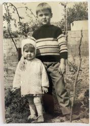 Efemera - BAHÇEDE KÜÇÜK KIZ KARDEŞİNİN OMZUNA ELİNİ KOYAN ÇİZGİLİ KAZAK GİYMİŞ ERKEK ÇOCUK FOTOĞRAFI,  - ORİJİNAL SİYAH & BEYAZ, 11X 7cm EBADINDA - 1940'LAR, 1950'LER, 1960'LAR ve 1970'LER TÜRKİYE'SİNDEN NOSTALJİK DOĞUM GÜNÜ HEDİYESİ - kitantik - kitaLog