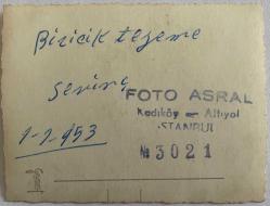 MASANIN ÜZERİNDE OTURAN VE SAÇINDA KURDELESİ OLAN 8-9 YAŞLARINDA KIZ ÇOCUĞU FOTOĞRAFI, 01.01.1953, FOTO ASRAL KADIKÖY ALTIYOL- ORİJİNAL SİYAH & BEYAZ, 8X 6cm EBADINDA - 1940'LAR, 1950'LER, 1960'LAR ve 1970'LER TÜRKİYE'SİNDEN NOSTALJİK DOĞUM GÜNÜ HEDİYESİ