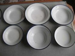 ESKİ EMAYE - 6 ADET TABAK (ÇAPLARI 18-24 CM)-1 YAYVAN ÇANAK (ÇAPI 19 CM)- 1 ÇUKUR ÇANAK (ÇAPI 20 CM)- TOPLAM 8 ADET