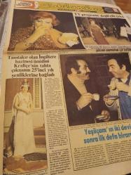 Saklambaç,Türkiye'nin En Çok Satan Kadın Gazetesi - 15 Şubat 1977 -  Müzeyyen Senar TV programı değil çile çekti.Yeşilçamın iki devi Fikret Hakan,Ayhan Işık , Gülşen Bubikoğlu