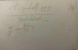 Balıkesir-KOLTUKTA OYUNCAĞIYLA OTURAN BEBEĞİN AİLE FOTOĞRAFI, 25.02.1955  - ORİJİNAL SİYAH & BEYAZ, 13X 8cm EBADINDA - 1940'LAR, 1950'LER, 1960'LAR ve 1970'LER TÜRKİYE'SİNDEN NOSTALJİK DOĞUM GÜNÜ HEDİYESİ