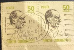 Mektup Zarfından Kesilmiş  / Postadan Geçmiş İkili Pul Filateli - 6.V.1971 Damgalı - ATATÜRK , 50 KURUŞ -  Türkiye Cumhuriyeti - Turkish Stamp - NOSTALJİK DOĞUM GÜNÜ HEDİYESİ