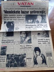 Vatan Gazetesi - 26 Eylül 1961 - İsmet İnönü Seçim Kampanyasının İlk Konuşmasını Yaptı - Milli Birlik Komitesi'ni Devirmeye Teşebbüsten Sanık Olan Ahmet Çiftçi'nin 17 Gün Süren Müşahadesi Sona Erdi - İsmet İnönü'nün Gezisinden Notlar - Ragıp Gümüşpala Adalet Partililer Çok Mağdur Oldular Dedi - Başkan Cemal Gürsel Dün Salim Başol İle Görüştü - Harp Silahları Yok Edilmelidir - Cumhuriyetçi Köylü Millet Partisi İl İdare Kurulundan 5 Üye İstifa Etti - Radyo Tiyatrosu - İstanbul'un Kurtuluşu Törenle Kutlanacak - Anayasa Mahkemesi - Berlin Sanat Festivali - Gavurdağlı Fatma Serhan'ın Romanı Yazı Dizisi - Amerika'nın Berlin Hakkındaki Tutumunun Değiştiği Söylentileri Birbirini Tutmuyor - Fidel Castro'ya Karşı Bir Seri Suikast Teşebbüsü Meydana Çıkarıldı - Usta Diplomat Dillon Che'ye Karşı - Doludizgin Samim Kocagöz'ün Romanı Yazı Dizisi - Kennedy'nin Büyük Savaşı Yazan K S. Karol - Borç Borç Borç Ve Fenerbahçe'ye Protesto - Altı Aylık Askerler Asıl Takımlarında Oynayacak