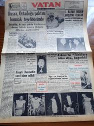 Vatan Gazetesi - 17 Nisan 1955 - Pakistan'da Temelleşme Yazan Ahmet Emin Yalman Köşe Yazısı - Rusya Ortadoğu Paktını Bozmak Teşebbüsünde - Mısır Başvekili Abdulnasır Komünist Çin'e Davet Edildi - Hayati Karaşahin Nasıl İdam Edildi - Kıbrıs'ta Türklere Ölüm Diye Bağırıldı - Hanımın Çiftliği Yazan Orhan Kemal Yazı Dizisi - Avrupa Savunma Camiası Yazan Doktor Hamza Eroğlu - Geçmişte Bugün 313 Türk Yunan Harbi Yazan Feridun Fazıl Tülbentçi Yazı Dizisi - Bir Hastanede Deliler İsyan Etti - Gazeteci Ceyn Arden'in Maceraları - Şah İsmail Yazan Feridun Fazıl Tülbentçi Yazı Dizisi - Osmanlı Tarihinden Sayfalar İlk Başvekillerimiz Yazan Feridun Fazıl Tülbentçi Yazı Dizisi - Toprak Sevgisi Senaryo Ve Resim Çetin A. Özkırım - Karanlığın Kapısı Yazan Joan Henri Yazı Dizisi - Macera Filmleri İle Alay Eden Bir Film Sarışın Şeytan - Humphrey Bogart İle Gina Lollobrigida Sarışın Şeytan Filminde Fotoğraf - Ping Pong Dünya Şampiyonası Hollanda'da Başladı - Good Year Lastikleri - Gripin - Sümerbank
