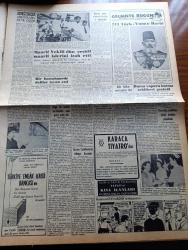 Vatan Gazetesi - 17 Nisan 1955 - Pakistan'da Temelleşme Yazan Ahmet Emin Yalman Köşe Yazısı - Rusya Ortadoğu Paktını Bozmak Teşebbüsünde - Mısır Başvekili Abdulnasır Komünist Çin'e Davet Edildi - Hayati Karaşahin Nasıl İdam Edildi - Kıbrıs'ta Türklere Ölüm Diye Bağırıldı - Hanımın Çiftliği Yazan Orhan Kemal Yazı Dizisi - Avrupa Savunma Camiası Yazan Doktor Hamza Eroğlu - Geçmişte Bugün 313 Türk Yunan Harbi Yazan Feridun Fazıl Tülbentçi Yazı Dizisi - Bir Hastanede Deliler İsyan Etti - Gazeteci Ceyn Arden'in Maceraları - Şah İsmail Yazan Feridun Fazıl Tülbentçi Yazı Dizisi - Osmanlı Tarihinden Sayfalar İlk Başvekillerimiz Yazan Feridun Fazıl Tülbentçi Yazı Dizisi - Toprak Sevgisi Senaryo Ve Resim Çetin A. Özkırım - Karanlığın Kapısı Yazan Joan Henri Yazı Dizisi - Macera Filmleri İle Alay Eden Bir Film Sarışın Şeytan - Humphrey Bogart İle Gina Lollobrigida Sarışın Şeytan Filminde Fotoğraf - Ping Pong Dünya Şampiyonası Hollanda'da Başladı - Good Year Lastikleri - Gripin - Sümerbank
