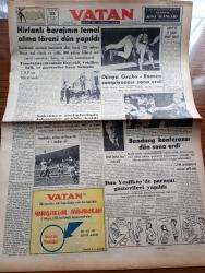 Vatan Gazetesi - 25 Nisan 1955 - CHP'nin Yolu Ne Tarafa Yazan Ahmet Emin Yalman Köşe Yazısı - Hirfanlı Barajının Temel Atma Töreni Dün Yapıldı - Saksonya Seçimlerinde Adenauer Geride Kaldı - Fenerbahçe Atletico De Rio'yu Dün 4 1 Mağlup Etti - Refik Şevket İnce Vefat Etti - Sait Faik Abasıyanık Armağanı'nın Neticesi Belli Oldu - Dün Yeşilköy'de Paraşüt Gösterileri Yapıldı - Hanımın Çiftliği Yazan Orhan Kemal Yazı Dizisi - Erenköy Kız Lisesinde Mezunlar Günü - 3. Türk Film Festivali Bu Sabah Başlıyor - Darüşşafaka İçin Tesis Kuruluyor - Mussolini'nin Metresinin Ailesi Tazminat İstiyor - Gazeteci Ceyn Arden'in Maceraları Çizgi Roman - Her Gün Bir Yıldız Terry Moore - Şah İsmail Yazan Feridun Fazıl Tülbentçi Yazı Dizisi - Amerika'nın Sesi'nin Pul Meraklılarına Hediyesi - Toprak Sevgisi Senaryo Ve Resim Çetin A. Özkırım - Cumhurreisi Ameliyat Yapan Millin Ve Hastanesi - Grekoromen Dünya Güreş Şampiyonası Sona Erdi -  Beşiktaş Gençlerbirliğini 1 0 Mağlup Etti