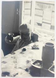 SANDALYEDE OTURUP ELİNDE ÇAY BARDAĞI TUTAN 2-3 YAŞLARINDA ERKEK ÇOCUK FOTOĞRAFI,- ORİJİNAL SİYAH & BEYAZ, 10X 7cm EBADINDA - 1940'LAR, 1950'LER, 1960'LAR ve 1970'LER TÜRKİYE'SİNDEN NOSTALJİK DOĞUM GÜNÜ HEDİYESİ