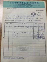 ÇÖP TORBASI FATURASI - 11 EKİM 1990 - GÜNER KAĞIT PAZARI - MUSTAFA GÜNER - BEYOĞLU, İSTANBUL - OSMAN FAHİR SEDEN, O.F.S. PRODÜKSİYON - BEYOĞLU, İSTANBUL - ISLAK İMZALI, KAŞELİ - 21 x 29 cm EBATLI ORİJİNAL FATURA - TÜRK SİNEMA - FİLM TARİHİ