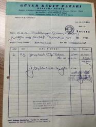 ÇÖP TORBASI FATURASI - 11 EKİM 1990 - GÜNER KAĞIT PAZARI - MUSTAFA GÜNER - BEYOĞLU, İSTANBUL - OSMAN FAHİR SEDEN, O.F.S. PRODÜKSİYON - BEYOĞLU, İSTANBUL - ISLAK İMZALI, KAŞELİ - 21 x 29 cm EBATLI ORİJİNAL FATURA - TÜRK SİNEMA - FİLM TARİHİ