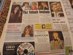 Kelebek Ev Gazetesi  - Ah Nerede vah nerede filmi. Tarık Akan , Gülşen Bubikoğlu. Kamuran Akkor Türk müziği Solisti oluyor. Şükrü Birant , Hülya Sözer , Zeki Müren, Emel Sayın Neşe Karaböcek ,Semiha Yankı. Nilgün Sultan, Sözer Yasmut  Şakir Öner Günhan,  Esengül , Frank Sinatra , Zuzu,Belmondo,Claude Cardinale...