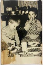 YER SOFRASINDA YEMEK YİYEN 2 ERKEK KARDEŞ FOTOĞRAFI,- ORİJİNAL SİYAH & BEYAZ, 14X 9cm EBADINDA - 1940'LAR, 1950'LER, 1960'LAR ve 1970'LER TÜRKİYE'SİNDEN NOSTALJİK DOĞUM GÜNÜ HEDİYESİ