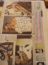 Saklambaç,Türkiye'nin En Çok Satan Kadın Gazetesi  Manşet Sayfası -17 Nisan 1977 - Parisli Ajdanın son moda bahar ve yaz kıyafetleri