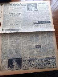 Vatan Gazetesi - 23 Şubat 1957 - Hakikati Şimşekleri Yazan Ahmet Emin Yalman Köşe Yazısı - Selanik'te  Nümayişler Yapıldı - Tunç Yalman Birleşmiş Milletlerden Telsizle Bildiriyor Kıbrıs Meselesi Üç Memleket Arasında Halledilecek - 79 Macar Mültecisi Gece Şehrimizden Geçti - Stalin Los Angeles'te Dolaştı - Samsun Vapuru Sefere Çıktı - Ahmet Mithat Efendi'nin Bir Romanı Musullu Süleyman Sadeleştiren Behçet Necatigil Yazı Dizisi - İnönü İlkokulunun Adı Ziya Gökalp Oldu - Vietnam Başvekili Dien Diem'e Suikast - İzmir Vapuru Ve Amerikan Şilebinin Çarpışmasında Türk Ve Amerikan Kaptanları İçin Hapis Cezası İsteniyor - Çanakkale Türk'ün Kahramanlık Destanı Yazan Alan Moorehead Yazı Dizisi - Hoş Memo Karikatür Çizen Al Capp - Denize Dalan İngiliz Dansözü Pamela Dawis Fotoğraf - 1001 Gece Masalları Hazırlayan Suat Taşer Yazı Dizisi - Reşat Nuri Güntekin İçin Yazan Ruşen Eşref Ünaydın Yazı Dizisi - Burç Falı - Fay Temizleme Tozu - Bulmaca - Vidi Vidi Çizen Walter Lantz - Macar Uypeşt Takımı
