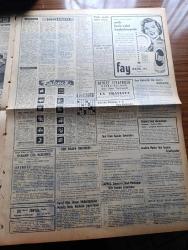 Vatan Gazetesi - 23 Şubat 1957 - Hakikati Şimşekleri Yazan Ahmet Emin Yalman Köşe Yazısı - Selanik'te  Nümayişler Yapıldı - Tunç Yalman Birleşmiş Milletlerden Telsizle Bildiriyor Kıbrıs Meselesi Üç Memleket Arasında Halledilecek - 79 Macar Mültecisi Gece Şehrimizden Geçti - Stalin Los Angeles'te Dolaştı - Samsun Vapuru Sefere Çıktı - Ahmet Mithat Efendi'nin Bir Romanı Musullu Süleyman Sadeleştiren Behçet Necatigil Yazı Dizisi - İnönü İlkokulunun Adı Ziya Gökalp Oldu - Vietnam Başvekili Dien Diem'e Suikast - İzmir Vapuru Ve Amerikan Şilebinin Çarpışmasında Türk Ve Amerikan Kaptanları İçin Hapis Cezası İsteniyor - Çanakkale Türk'ün Kahramanlık Destanı Yazan Alan Moorehead Yazı Dizisi - Hoş Memo Karikatür Çizen Al Capp - Denize Dalan İngiliz Dansözü Pamela Dawis Fotoğraf - 1001 Gece Masalları Hazırlayan Suat Taşer Yazı Dizisi - Reşat Nuri Güntekin İçin Yazan Ruşen Eşref Ünaydın Yazı Dizisi - Burç Falı - Fay Temizleme Tozu - Bulmaca - Vidi Vidi Çizen Walter Lantz - Macar Uypeşt Takımı