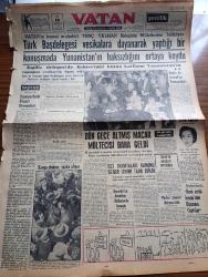 Vatan Gazetesi - 19 Şubat 1957 - Demirperdenin İktisadi Öksesindeyiz Yazan Ahmet Emin Yalman Köşe Yazısı - Türk Başdelegesi Selim Sarper Vesikalara Dayanarak Yaptığı Bir Konuşmada Yunanistan'ın Haksızlığını Ortaya Koydu - Maestro Toscanini'nin Cenazesinde Leyla Gencer Mersiye Okudu - Başvekil Adnan Menderes Bir Amerikan Radyosunda Konuştu - Meşhur Piyanist Joseph Hofman Öldü - Ahmet Mithat Efendi'nin Bir Romanı Musullu Süleyman Sadeleştiren Behçet Necatigil Yazı Dizisi - Troleybüs Pangaltı Ve Yenikapı Arası İşleyecek - Sinema Kulüpleri Yazan Salah Birsel - Çanakkale Türk'ün Kahramanlık Destanı Yazan Alan Moorehead Yazı Dizisi - Berlin Güzeli 21 Yaşındaki Victoria Berger Oldu - Marilyn Monroe'nun Kocası Suçlu Görüldü - Reşat Nuri Güntekin İçin Yazan Ruşen Eşref Ünaydın Yazı Dizisi - Dünya Nelere Gülüyor Karikatür - 1001 Gece Masalları Hazırlayan Suat Taşer Yazı Dizisi - Batakhane İnsanları Yazan Adnan Veli Yazı Dizisi - Futbolda Avrupa Grubuna Alındık - Yüzücü Murat Güler