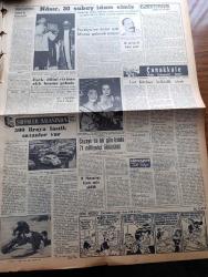 Vatan Gazetesi - 19 Şubat 1957 - Demirperdenin İktisadi Öksesindeyiz Yazan Ahmet Emin Yalman Köşe Yazısı - Türk Başdelegesi Selim Sarper Vesikalara Dayanarak Yaptığı Bir Konuşmada Yunanistan'ın Haksızlığını Ortaya Koydu - Maestro Toscanini'nin Cenazesinde Leyla Gencer Mersiye Okudu - Başvekil Adnan Menderes Bir Amerikan Radyosunda Konuştu - Meşhur Piyanist Joseph Hofman Öldü - Ahmet Mithat Efendi'nin Bir Romanı Musullu Süleyman Sadeleştiren Behçet Necatigil Yazı Dizisi - Troleybüs Pangaltı Ve Yenikapı Arası İşleyecek - Sinema Kulüpleri Yazan Salah Birsel - Çanakkale Türk'ün Kahramanlık Destanı Yazan Alan Moorehead Yazı Dizisi - Berlin Güzeli 21 Yaşındaki Victoria Berger Oldu - Marilyn Monroe'nun Kocası Suçlu Görüldü - Reşat Nuri Güntekin İçin Yazan Ruşen Eşref Ünaydın Yazı Dizisi - Dünya Nelere Gülüyor Karikatür - 1001 Gece Masalları Hazırlayan Suat Taşer Yazı Dizisi - Batakhane İnsanları Yazan Adnan Veli Yazı Dizisi - Futbolda Avrupa Grubuna Alındık - Yüzücü Murat Güler