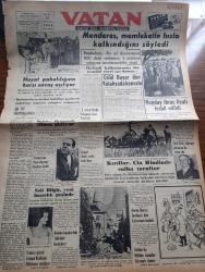 Vatan Gazetesi - 15 Eylül 1953 - En İyi Propaganda Yazan Ahmet Emin Yalman Köşe Yazısı - Hayat Pahalılığına Karşı Savaş Açılıyor - Başbakan Adnan Menderes Memleketin Hızla Kalkındığını Söyledi - Celal Bayar Dün Kütahya'da Konuştu - Liseler Onbir Sınıfa İndiriliyor - Kapatılan Milliyetçiler Derneği Başkanı Sait Bilgiç Yeni Hazırlık Peşinde - Kızıllar Çin Hindinde Sulha Taraftar - Yeşil Gözlü Soledad Yazan Greta Granor Yazı Dizisi - Kore Sulh Konferansı Yazan Doktor Muammer Baykan - Zeytinburnu Nahiyesi Kuruldu - Atatürk'ün Naşının Anıtkabir'e Nakli Töreni - İşçi Partisi Üyesi Ahmet Başer Tevkif Edildi - İki Sanatkar Kızımız Suna Kan Ve İdil Biret'in Konseri - Hoş Memo Karikatür Çizen Al Capp - Afrika'da 4 Ay Yazan Tunç Yalman Yazı Dizisi - İstanbul Kapılarında Fethin Büyük Tarihi Romanı Yazan Feridun Fazıl Tülbentçi Yazı Dizisi - Film Tenkidleri - Kore Köprüleri Yazan James Michener Yazı Dizisi - Borsa - Odeon Mağazaları - P H Eksvatörleri - İstanbul Ankara İzmir Radyosu Programı