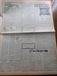 Vatan Gazetesi - 15 Eylül 1953 - En İyi Propaganda Yazan Ahmet Emin Yalman Köşe Yazısı - Hayat Pahalılığına Karşı Savaş Açılıyor - Başbakan Adnan Menderes Memleketin Hızla Kalkındığını Söyledi - Celal Bayar Dün Kütahya'da Konuştu - Liseler Onbir Sınıfa İndiriliyor - Kapatılan Milliyetçiler Derneği Başkanı Sait Bilgiç Yeni Hazırlık Peşinde - Kızıllar Çin Hindinde Sulha Taraftar - Yeşil Gözlü Soledad Yazan Greta Granor Yazı Dizisi - Kore Sulh Konferansı Yazan Doktor Muammer Baykan - Zeytinburnu Nahiyesi Kuruldu - Atatürk'ün Naşının Anıtkabir'e Nakli Töreni - İşçi Partisi Üyesi Ahmet Başer Tevkif Edildi - İki Sanatkar Kızımız Suna Kan Ve İdil Biret'in Konseri - Hoş Memo Karikatür Çizen Al Capp - Afrika'da 4 Ay Yazan Tunç Yalman Yazı Dizisi - İstanbul Kapılarında Fethin Büyük Tarihi Romanı Yazan Feridun Fazıl Tülbentçi Yazı Dizisi - Film Tenkidleri - Kore Köprüleri Yazan James Michener Yazı Dizisi - Borsa - Odeon Mağazaları - P H Eksvatörleri - İstanbul Ankara İzmir Radyosu Programı