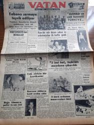 Vatan Gazetesi - 17 Eylül 1953 - Yabancı Sermaye teşvik Ediliyor - Portsmouth'dan İntibalar Yazan Ahmet Emin Yalman Köşe Yazısı - Kore'de Esir Düşen Subay Ve Erlerimizden İlk Kafile Geldi - Vatan Gazetesi Saidi Kürdi Davası - Çok Çirkin Bir Karikatür - Avrupa Güzeli Sylvaine Carpentier Bugün Gidiyor - Yeşil Gözlü Soledad Yazan Greta Granor Yazı Dizisi - Devlet Havayolları'nın Hac Seferleri Bitti - Hoş Memo Karikatür Çizen Al Capp - Yeni Bir Radar Cihazı Yapıldı - Afrika'da 4 Ay Yazan Tunç Yalman Yazı Dizisi - İstanbul Kapılarında Fethin Büyük Tarihi Romanı Yazan Feridun Fazıl Tülbentçi Yazı Dizisi - Öğretim Eğitim Gençlik Köşesi - Kore Köprüleri Yazan James Michener Yazı Dizisi - Mühendis Selahattin Genç'in İcadı - Batı Trakya Türkleri - Maltepe'de Bir Çeşme Açıldı - Maya Sanat Galerisi Dün Açıldı - Electro Düdüklü Tencere - Krem Pertev - İstanbul Ankara İzmir Teknik Üniversite Radyosu Programı - Bulmaca - Good Year Lastikleri