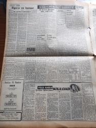 Vatan Gazetesi - 17 Ekim 1953 - Roma'da Hava Yazan Ahmet Emin Yalman Köşe Yazısı - Hububat İhracında İstikrar Sağlanacak - İsrail Kuvvetleri Ürdün'e Tecavüz Ettiler - Milli Türk Talebe Birliği Tarafından Yapılıp İstanbul Üniversitesi Bahçesine Dikilecek Olan Atatürk Heykeli - Yugoslavya Batılıların Kararına İtiraz Ediyor -  Yeşil Gözlü Soledad Yazan Greta Granor Yazı Dizisi - Sigara Ve Kanser Yazan Doktor Kemal Saraçoğlu - Ecnebi Mühendis Getirilmesi Protesto Ediliyor - Bir Esrar Tekkesi Basıldı - Komünistler Güyan'da Karışıklık Çıkarmak İsteniyor - Hoş Memo Karikatür Çizen Al Capp - Afrika'da 4 Ay Yazan Tunç Yalman Yazı Dizisi - Arnavutköy Bebek Yolunun Hali - İstanbul Kapılarında Fethin Büyük Tarihi Romanı Yazan Feridun Fazıl Tülbentçi Yazı Dizisi - Mavi Derili İnsanlar - On Yedi Yaşındaki Spiker Billy Brown - Sadi Işılay Anlatıyor Merhum Hazım'dan Bir Hatıra -  Beşiktaş Adalet Maçı -  Dünya Orta Siklet Boks Şampiyonası - Galatasaray Vefa Maçı
