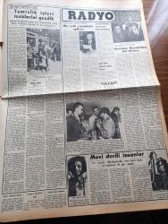 Vatan Gazetesi - 17 Ekim 1953 - Roma'da Hava Yazan Ahmet Emin Yalman Köşe Yazısı - Hububat İhracında İstikrar Sağlanacak - İsrail Kuvvetleri Ürdün'e Tecavüz Ettiler - Milli Türk Talebe Birliği Tarafından Yapılıp İstanbul Üniversitesi Bahçesine Dikilecek Olan Atatürk Heykeli - Yugoslavya Batılıların Kararına İtiraz Ediyor -  Yeşil Gözlü Soledad Yazan Greta Granor Yazı Dizisi - Sigara Ve Kanser Yazan Doktor Kemal Saraçoğlu - Ecnebi Mühendis Getirilmesi Protesto Ediliyor - Bir Esrar Tekkesi Basıldı - Komünistler Güyan'da Karışıklık Çıkarmak İsteniyor - Hoş Memo Karikatür Çizen Al Capp - Afrika'da 4 Ay Yazan Tunç Yalman Yazı Dizisi - Arnavutköy Bebek Yolunun Hali - İstanbul Kapılarında Fethin Büyük Tarihi Romanı Yazan Feridun Fazıl Tülbentçi Yazı Dizisi - Mavi Derili İnsanlar - On Yedi Yaşındaki Spiker Billy Brown - Sadi Işılay Anlatıyor Merhum Hazım'dan Bir Hatıra -  Beşiktaş Adalet Maçı -  Dünya Orta Siklet Boks Şampiyonası - Galatasaray Vefa Maçı