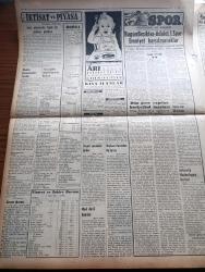 Vatan Gazetesi - 17 Ekim 1953 - Roma'da Hava Yazan Ahmet Emin Yalman Köşe Yazısı - Hububat İhracında İstikrar Sağlanacak - İsrail Kuvvetleri Ürdün'e Tecavüz Ettiler - Milli Türk Talebe Birliği Tarafından Yapılıp İstanbul Üniversitesi Bahçesine Dikilecek Olan Atatürk Heykeli - Yugoslavya Batılıların Kararına İtiraz Ediyor -  Yeşil Gözlü Soledad Yazan Greta Granor Yazı Dizisi - Sigara Ve Kanser Yazan Doktor Kemal Saraçoğlu - Ecnebi Mühendis Getirilmesi Protesto Ediliyor - Bir Esrar Tekkesi Basıldı - Komünistler Güyan'da Karışıklık Çıkarmak İsteniyor - Hoş Memo Karikatür Çizen Al Capp - Afrika'da 4 Ay Yazan Tunç Yalman Yazı Dizisi - Arnavutköy Bebek Yolunun Hali - İstanbul Kapılarında Fethin Büyük Tarihi Romanı Yazan Feridun Fazıl Tülbentçi Yazı Dizisi - Mavi Derili İnsanlar - On Yedi Yaşındaki Spiker Billy Brown - Sadi Işılay Anlatıyor Merhum Hazım'dan Bir Hatıra -  Beşiktaş Adalet Maçı -  Dünya Orta Siklet Boks Şampiyonası - Galatasaray Vefa Maçı