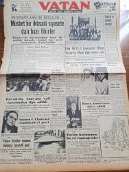 Vatan Gazetesi - 10 Ekim 1953 - Bir İktisadi Anketin Neticeleri 3  Yazan Ahmet Emin Yalman Yazı Dizisi -  Eski Millet Partili Komünist Nihat Yazar'ın Mısır'dan Gelen Sesi - Kıbrıs Müftü Adayı Mehmet Dana Mahkemeye Müracaat Edecek -  Hava Yarışını İngilizler Kazandı - Yüzücü Florence Chadwick Çanakkale'yi Geçti - Yeşil Gözlü Soledad Yazan Greta Granor Yazı Dizisi - Sarıyer Elektrik Santralinden Yalova Da Faydalanacak - Türkistan'dan 1166 Göçmen Gelecek - Devamlı Arap İsrail Gerginliği Yazan Altemur Kılıç - Fotoğraflarla Haberler - Afrika'da 4 Ay Yazan Tunç Yalman Yazı Dizisi - İstanbul Kapılarında Fethin Büyük Tarihi Romanı Yazan Feridun Fazıl Tülbentçi Yazı Dizisi - Kore Köprüleri Yazan James Michener Yazı Dizisi- Olimpiyakos Beyoğluspor Bugün Karşılaşıyor - Milletlerarası Basketbol Müsabakalarının Fikstürü Çekildi - Arı Unları - Gillette Bıçakları - Nebabiş Trençkotları - Vakko Eşarp - Arı Bisküvileri - Derman Ağrı Kesici - Roja Briyantini - Bima Konserveleri - Sümerbank