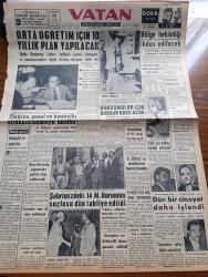 Vatan Gazetesi - 17 Eylül 1960 - Sebepler Ve Neticeleri Yazan Ahmet Emin Yalman Köşe Yazısı - Orta Öğretim İçin 10 Yıllık Plan Yapılacak - Türkiye Genel Ve Kontrollü Silahsızlanmaya Taraftar - Türk Hava Yolları Genel Müdürü Albay Halit Ergin - Yassıada Duruşmaları İçin Broşür Basılacak -  Osman Kibar'ın Mallarına Haciz Kondu - Gecekondu Yapanlar Şehir Dışı Edilecek - Devrimden Sonra İlk Basın Mahkumiyeti - İstanbul'da 14 Milli Korunma Suçlusu Tahliye Edildi - Galatasaray Metin Oktay'sız - Striptiz Ve Bikinili Dans Yasak Edildi - Kaçaklar Kemal Bekir'in Romanı Yazı Dizisi - Maden İş Sendikası Zam İstiyor - Batılılar Kruşçev'e Karşı Bir Tutum Toplantısı Yapacak - Tonton Agah Çizgi Roman Sade Yalçın - Stiv Roper Çizen Saunders Ve Waggon - Kar Çiçeği Marion Yazan Jean Martet Yazı Dizisi - Burç Falı - Ev Kadın Moda - Opon Ağrı Kesici - Galatasaray'ın Moral Hocası Gündüz Kılıç - Fenerbahçe Bugün Adana'da Oynuyor - Fifanın  Yeni 7 Üyesi - Fenerbahçe Galatasaray Basket Maçı Yapılamıyor