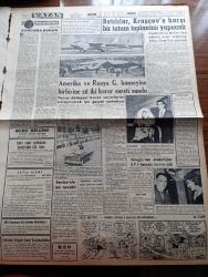 Vatan Gazetesi - 17 Eylül 1960 - Sebepler Ve Neticeleri Yazan Ahmet Emin Yalman Köşe Yazısı - Orta Öğretim İçin 10 Yıllık Plan Yapılacak - Türkiye Genel Ve Kontrollü Silahsızlanmaya Taraftar - Türk Hava Yolları Genel Müdürü Albay Halit Ergin - Yassıada Duruşmaları İçin Broşür Basılacak -  Osman Kibar'ın Mallarına Haciz Kondu - Gecekondu Yapanlar Şehir Dışı Edilecek - Devrimden Sonra İlk Basın Mahkumiyeti - İstanbul'da 14 Milli Korunma Suçlusu Tahliye Edildi - Galatasaray Metin Oktay'sız - Striptiz Ve Bikinili Dans Yasak Edildi - Kaçaklar Kemal Bekir'in Romanı Yazı Dizisi - Maden İş Sendikası Zam İstiyor - Batılılar Kruşçev'e Karşı Bir Tutum Toplantısı Yapacak - Tonton Agah Çizgi Roman Sade Yalçın - Stiv Roper Çizen Saunders Ve Waggon - Kar Çiçeği Marion Yazan Jean Martet Yazı Dizisi - Burç Falı - Ev Kadın Moda - Opon Ağrı Kesici - Galatasaray'ın Moral Hocası Gündüz Kılıç - Fenerbahçe Bugün Adana'da Oynuyor - Fifanın  Yeni 7 Üyesi - Fenerbahçe Galatasaray Basket Maçı Yapılamıyor