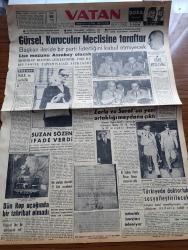 Vatan Gazetesi - 18 Eylül 1960 - Milli Birlik Komitesi ve Particilik Yazan Ahmet Emin Yalman Köşe Yazısı - Cemal Gürsel Kurucular Meclisine Taraftar - Adnan Menderes'e Yakınlığıyla Bilinen Suzan Sözen İfade Verdi - Fatin Rüştü Zorlu İle Mükerrem Sarol'un Ortaklığı Ortaya meydana Çıktı - Faik Nihad Subaşı Paris Basın Ataşe Muavini Oldu - Sovyet Başvekili Kruşçef Eisenhower İle Görüşecek Mi - Türkiye'de Doktorluk Sosyalleştirilecek Mi - Bütün İkballeri Arkasında Bırakmış Bir İnsan İsmet İnönü - Milli Korunma Suç Dosyaları Ağır Cezaya Devredilecek - Doktor Filiz Gençer Beynelmilel Kalp Kongresine Gitti - Suzan Sözen'in Hatıra Defterinden Adnan Menderes'in İsmet İnönü Kompleksi Vardı - 6 7 Eylül Ve Adnan Menderes - İki Resim Arasında 7 Farkı Bulun - Oktay Akbal Köşe Yazısı - İstanbul Ankara Radyosu Programı - Adnan Veli'den Fantezi - Çarşaf İçin Hükümet Tedbir Almayacak - Lise Mezunları Assubay Olacak - Cemal Gürsel'in Basın Toplantısı - Metin Oktay Yoktu Amma Galatasaray Yine Kazandı