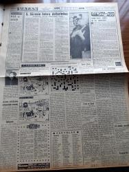 Vatan Gazetesi - 18 Eylül 1960 - Milli Birlik Komitesi ve Particilik Yazan Ahmet Emin Yalman Köşe Yazısı - Cemal Gürsel Kurucular Meclisine Taraftar - Adnan Menderes'e Yakınlığıyla Bilinen Suzan Sözen İfade Verdi - Fatin Rüştü Zorlu İle Mükerrem Sarol'un Ortaklığı Ortaya meydana Çıktı - Faik Nihad Subaşı Paris Basın Ataşe Muavini Oldu - Sovyet Başvekili Kruşçef Eisenhower İle Görüşecek Mi - Türkiye'de Doktorluk Sosyalleştirilecek Mi - Bütün İkballeri Arkasında Bırakmış Bir İnsan İsmet İnönü - Milli Korunma Suç Dosyaları Ağır Cezaya Devredilecek - Doktor Filiz Gençer Beynelmilel Kalp Kongresine Gitti - Suzan Sözen'in Hatıra Defterinden Adnan Menderes'in İsmet İnönü Kompleksi Vardı - 6 7 Eylül Ve Adnan Menderes - İki Resim Arasında 7 Farkı Bulun - Oktay Akbal Köşe Yazısı - İstanbul Ankara Radyosu Programı - Adnan Veli'den Fantezi - Çarşaf İçin Hükümet Tedbir Almayacak - Lise Mezunları Assubay Olacak - Cemal Gürsel'in Basın Toplantısı - Metin Oktay Yoktu Amma Galatasaray Yine Kazandı