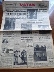 Vatan Gazetesi - 29  Eylül 1960 - Ahmet Emin Yalman Köşe Yazısı - Yassıada'daki Tutukların Tam Listesi İlan Edildi - Milli Birlik Komitesi Bugün Toplanıyor - Turgut Bayar Babasını Mareşal Petaine Benzetiyor - Kurmay Binbaşı Suphi Gürsoytrak Dedi Ki Alparslan Türkeş'in İstifasını Komite Kararlaştırdı - Albay Sami Küçük Nazik İhtilalciler İcabında Seller Gibi Kan Akıtacaktır Dedi - Rusya Merihe Feza Gemisi Yollayacak - 27 Mayıstan Sonra İlk Basın Davası - Kaçaklar Kemal Bekir'in Romanı Yazı Dizisi - Taş Devri Çizen Mıstık - İstanbul'un Kurtuluş Bayramı Büyük Bir Törenle Kutlanacak - Oktay Akbal Köşe Yazısı - Masal Yazarı Eflatun Cem Güney Şeref Payesi Aldı - Soprano Leyla Gencer Butterfly'da Oynamayacak - Reşat Nuri Güntekin'in Çalıkuşu Oyun Haline Getirildi - İki Resim Arasında 7 Farkı Bulun - Yassıadaki Tutukluların Tam Listesi -  Beşiktaş Rapid'i Yendi - Güven Ve Ayhan Altışar Cenap Dört Ay Ceza Aldı