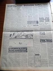 Vatan Gazetesi - 9 Ağustos 1958 - Ahmet Emin Yalman Köşe Yazısı - Macmillan Karamanlis'in İle Görüştü - Demokrat Parti Grubu Hükümetin İcraatını Dün Tasvip Etti - Kasım Gülek Dış Borçları CHP Ödeyecek Dedi - Sarraflar Basın Toplantısını Yaptı - Kahire Kuveyt İle Anlaştı - Tramvay Otobüse Zam Muhtemel - Basının Bir Hakkı Daha Kaldırıldı - Yeni Prim Sistemi Yazan Fasih İnal - Taş Devri Çizen Mıstık - Çakaralmaz Hafiye Çizen Eflatun Nuri - Kalpaklılar Samim Kocagöz'ün Romanı Yazı Dizisi - Paris'teki İstanbul'a Gelen Kız Lili Biardot -  Siyasi Hadiselerin Tarafsız Hikayesi Yazan Hilmi Yavuz - Oktay Akbal Köşe Yazısı - Emil Galip Sandalcı Köşe Yazısı - Darüşşafaka Sitesi -3,5 Yürekli Şerif Çizen OCKS - Dalgacı Mahmud Çizen Kim - Stiv Roper Çizen Saundes Ve Waggon - Bulmaca - Kamyon Faresi Şahabettin Fırat Dün Yakalandı - Adalet Fenerbahçe Stadında Çalıştı - Fenerbahçe İlk Deneme Maçını Yarın Yapıyor - Vefa Tam Kadro Ve Kurbanla Sezonu Açtı - Antrenör Dick Galatasaraya İlk İdmanını Yaptırdı