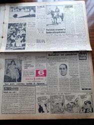 Vatan Gazetesi - 9 Ağustos 1958 - Ahmet Emin Yalman Köşe Yazısı - Macmillan Karamanlis'in İle Görüştü - Demokrat Parti Grubu Hükümetin İcraatını Dün Tasvip Etti - Kasım Gülek Dış Borçları CHP Ödeyecek Dedi - Sarraflar Basın Toplantısını Yaptı - Kahire Kuveyt İle Anlaştı - Tramvay Otobüse Zam Muhtemel - Basının Bir Hakkı Daha Kaldırıldı - Yeni Prim Sistemi Yazan Fasih İnal - Taş Devri Çizen Mıstık - Çakaralmaz Hafiye Çizen Eflatun Nuri - Kalpaklılar Samim Kocagöz'ün Romanı Yazı Dizisi - Paris'teki İstanbul'a Gelen Kız Lili Biardot -  Siyasi Hadiselerin Tarafsız Hikayesi Yazan Hilmi Yavuz - Oktay Akbal Köşe Yazısı - Emil Galip Sandalcı Köşe Yazısı - Darüşşafaka Sitesi -3,5 Yürekli Şerif Çizen OCKS - Dalgacı Mahmud Çizen Kim - Stiv Roper Çizen Saundes Ve Waggon - Bulmaca - Kamyon Faresi Şahabettin Fırat Dün Yakalandı - Adalet Fenerbahçe Stadında Çalıştı - Fenerbahçe İlk Deneme Maçını Yarın Yapıyor - Vefa Tam Kadro Ve Kurbanla Sezonu Açtı - Antrenör Dick Galatasaraya İlk İdmanını Yaptırdı