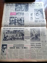 Vatan Gazetesi - 9 Ağustos 1958 - Ahmet Emin Yalman Köşe Yazısı - Macmillan Karamanlis'in İle Görüştü - Demokrat Parti Grubu Hükümetin İcraatını Dün Tasvip Etti - Kasım Gülek Dış Borçları CHP Ödeyecek Dedi - Sarraflar Basın Toplantısını Yaptı - Kahire Kuveyt İle Anlaştı - Tramvay Otobüse Zam Muhtemel - Basının Bir Hakkı Daha Kaldırıldı - Yeni Prim Sistemi Yazan Fasih İnal - Taş Devri Çizen Mıstık - Çakaralmaz Hafiye Çizen Eflatun Nuri - Kalpaklılar Samim Kocagöz'ün Romanı Yazı Dizisi - Paris'teki İstanbul'a Gelen Kız Lili Biardot -  Siyasi Hadiselerin Tarafsız Hikayesi Yazan Hilmi Yavuz - Oktay Akbal Köşe Yazısı - Emil Galip Sandalcı Köşe Yazısı - Darüşşafaka Sitesi -3,5 Yürekli Şerif Çizen OCKS - Dalgacı Mahmud Çizen Kim - Stiv Roper Çizen Saundes Ve Waggon - Bulmaca - Kamyon Faresi Şahabettin Fırat Dün Yakalandı - Adalet Fenerbahçe Stadında Çalıştı - Fenerbahçe İlk Deneme Maçını Yarın Yapıyor - Vefa Tam Kadro Ve Kurbanla Sezonu Açtı - Antrenör Dick Galatasaraya İlk İdmanını Yaptırdı