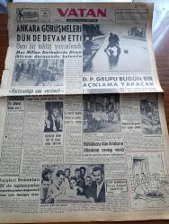 Vatan Gazetesi - 11 Ağustos 1958 - Bir İhtimal Daha Var Yazan Ahmet Emin Yalman Köşe Yazısı - İngiliz  Başbakanı Mac Millan Anıtkabir'de Ata'ya Saygı Duruşunda Bulundu - Türkiye İle İngiltere Arasında Ankara Görüşmeleri Dün De Devam Etti - Alman Basını Türkiye'ye Yardım Şarttı Diyor - Osman Bölükbaşı Dün İktidarın İthamına Cevap Verdi - Sinemaya Akın - Kalpaklılar Samim Kocagöz'ün Romanı Yazı Dizisi - Taş Devri Çizen Mıstık - Çakaralmaz Hafiye Çizen Eflatun Nuri - Felsefe ve Tarih Yazan Profesör Tayyib Gökbilgin - İngiliz Sömürgeciliği Ne Demektir Hasan M. Şevki Yazman - 30. Yıldönümü Münasebetiyle Harf Devrimi Yazan Osman Turgut Pamirli - Amerikan Firması Salah Construction Company İstanbul'un Dertlerini Halletmek İstiyor - Sovyetler Birliği Komünist Çin'e Atom Verecekmiş - Kuruçeşme'de Dün Bir İnfilak Oldu - Sovyet Başvekili Kruşçef Tehditler Savuruyor - Fakir Baykurt'un Hatırlattıkları - Kalbimin Sahibi Yazan Nihal Yeğinobalı Yazı Dizisi - Fenerbahçe Takımı Kadrosu Fotoğraf -Burçlar
