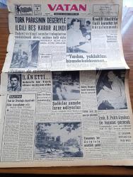 Vatan Gazetesi - 6 Ağustos 1958 - Yeni Bir Ortadoğu Siyasetinde İslam Tesanüdün Rolü Yazan Ahmet Emin Yalman Köşe Yazısı - Türk Parasının Değeriyle İlgili Beş Karar Alındı - Kıbrıs'ta Gizli Türk Mukavemet Teşkilatı Volkan Da Mütareke İlan Etti - Yabancı Paraların Yeni Değerleri - Tophane Fındıklı Yolunda Yeni İstimlak Hareketi - Kredili İthalatla İlgili Kararlar İyi Karşılanmadı - New York Times'a Göre Türkiye Dış Yardımları Haketmiştir - Kasım Gülek Yeni Bir Geziye Çıkacak - Gençlik Tiyatrosu Yazan Ahmet Kutsi Tecer - Kalpaklılar Samim Kocagöz'ün Romanı Yazı Dizisi - Lübnan Hükümeti Dün İstifa Etti - Siyasi Hadiselerin Tarafsız Hikayesi Yazan Mesut Özdemir - Emil Galip Sandalcı Köşe Yazısı - İran'da On Beş Gün Yazan Ordinaryüs Profesör Doktor Zeki Zeren Yazı Dizisi - Rüzgar Çelebi Çizen Guy Bara - Stiv Roper Çizen Saunder Ve Waggon - Fay Temizleme Tozu - 80 Metre Engellide  Rekor Sahibi Gülay Kanbay - Fenerbahçeli Kaleci Özcan Arkoç'un Cezası Üç Aydan Başlıyor - Galatasaray