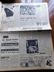 Vatan Gazetesi - 6 Ağustos 1958 - Yeni Bir Ortadoğu Siyasetinde İslam Tesanüdün Rolü Yazan Ahmet Emin Yalman Köşe Yazısı - Türk Parasının Değeriyle İlgili Beş Karar Alındı - Kıbrıs'ta Gizli Türk Mukavemet Teşkilatı Volkan Da Mütareke İlan Etti - Yabancı Paraların Yeni Değerleri - Tophane Fındıklı Yolunda Yeni İstimlak Hareketi - Kredili İthalatla İlgili Kararlar İyi Karşılanmadı - New York Times'a Göre Türkiye Dış Yardımları Haketmiştir - Kasım Gülek Yeni Bir Geziye Çıkacak - Gençlik Tiyatrosu Yazan Ahmet Kutsi Tecer - Kalpaklılar Samim Kocagöz'ün Romanı Yazı Dizisi - Lübnan Hükümeti Dün İstifa Etti - Siyasi Hadiselerin Tarafsız Hikayesi Yazan Mesut Özdemir - Emil Galip Sandalcı Köşe Yazısı - İran'da On Beş Gün Yazan Ordinaryüs Profesör Doktor Zeki Zeren Yazı Dizisi - Rüzgar Çelebi Çizen Guy Bara - Stiv Roper Çizen Saunder Ve Waggon - Fay Temizleme Tozu - 80 Metre Engellide  Rekor Sahibi Gülay Kanbay - Fenerbahçeli Kaleci Özcan Arkoç'un Cezası Üç Aydan Başlıyor - Galatasaray