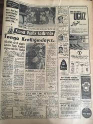 HÜRRİYET GAZETESİ 18 AĞUSTOS 1967 YIL :20 SAYI :6934---İki cinayet sanığı Urfa adliyesinde öldürüldü ---İzmirli  bir zeytinyağı simsarı tevkif edildi ---130 Albay Emekli Olacak --İstanbullu bir kadını  kocasının yanından kaçırmaya kaltılar ---Ömer Şerif Barbaros u oynuyor ---Dokuz Fransız  genci 800 liraya satın aldıkları otomobille  dünya seyahatine çıktı ---Trenle minibüs  çarpıştı ,2 ölü 12 de yaralı var ---Köylüye iyi tohumluk buğday dağıtılacak ---Hacı Bektaş -ı Veli  için tören yapıldı ---72 saat izinli çıkan 37 mahkum aileleri ile görüştükten sonra dün tekrar cezaevine girdi ---Kongo nun baş belası kiralık askerler  şimdi de Burundi 'yi tehdit ediyor ---Vefa ,Beşiktaş ' ı 1-0 yendi ---İngiltere de tribün serserilerine karşı savaş açıldı ---Mc Millan Elendi ---Apak :İkinci ligde zecri tedbir alınacak ---Hakem Dilek Almanya dan teklif aldı ---Rotu kırılan kamyon dereye uçtu ,5 kişi öldü --Altın ses finalistleri belli oldu --Profesyonellerden bile daha iyi idiler ---