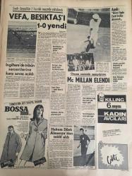 HÜRRİYET GAZETESİ 18 AĞUSTOS 1967 YIL :20 SAYI :6934---İki cinayet sanığı Urfa adliyesinde öldürüldü ---İzmirli  bir zeytinyağı simsarı tevkif edildi ---130 Albay Emekli Olacak --İstanbullu bir kadını  kocasının yanından kaçırmaya kaltılar ---Ömer Şerif Barbaros u oynuyor ---Dokuz Fransız  genci 800 liraya satın aldıkları otomobille  dünya seyahatine çıktı ---Trenle minibüs  çarpıştı ,2 ölü 12 de yaralı var ---Köylüye iyi tohumluk buğday dağıtılacak ---Hacı Bektaş -ı Veli  için tören yapıldı ---72 saat izinli çıkan 37 mahkum aileleri ile görüştükten sonra dün tekrar cezaevine girdi ---Kongo nun baş belası kiralık askerler  şimdi de Burundi 'yi tehdit ediyor ---Vefa ,Beşiktaş ' ı 1-0 yendi ---İngiltere de tribün serserilerine karşı savaş açıldı ---Mc Millan Elendi ---Apak :İkinci ligde zecri tedbir alınacak ---Hakem Dilek Almanya dan teklif aldı ---Rotu kırılan kamyon dereye uçtu ,5 kişi öldü --Altın ses finalistleri belli oldu --Profesyonellerden bile daha iyi idiler ---