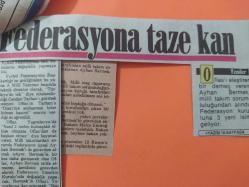 1 Kasım 1986 - Yeni Haber Gazetesi - Milli Takım Teknik direktörü tehlikeli dönemeçte - Özarı'nı yerine Tarhan - TFF Başkanı Erdenay Oflas, Candan Tarhan için ''Türkiye'deki tek adam'' dedi ve Özarı'nın sözleşmesinin bitiminden sonra Milli Takım'ın başına getirileceğini belirtti - Gazete tam değil kupürüdür - 27x21cm ebatındadır..