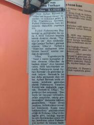 1 Kasım 1986 - Yeni Haber Gazetesi - Milli Takım Teknik direktörü tehlikeli dönemeçte - Özarı'nı yerine Tarhan - TFF Başkanı Erdenay Oflas, Candan Tarhan için ''Türkiye'deki tek adam'' dedi ve Özarı'nın sözleşmesinin bitiminden sonra Milli Takım'ın başına getirileceğini belirtti - Gazete tam değil kupürüdür - 27x21cm ebatındadır..