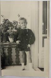 Siyah Okul forması,DÜĞMELİ FORMA GİYİP SAKSILARIN ÖNÜNDE POZ VEREN 7-8 YAŞLARINDA ERKEK ÇOCUK FOTOĞRAFI ,- ORİJİNAL SİYAH & BEYAZ, 14X9cm EBADINDA - 1940'LAR, 1950'LER, 1960'LAR ve 1970'LER TÜRKİYE'SİNDEN NOSTALJİK DOĞUM GÜNÜ HEDİYESİ