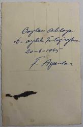 KOLTUKTA OTURAN VE BERE TAKAN ERKEK BEBEK FOTOĞRAFI , 20.06.1945- ORİJİNAL SİYAH & BEYAZ, 13X8cm EBADINDA - 1940'LAR, 1950'LER, 1960'LAR ve 1970'LER TÜRKİYE'SİNDEN NOSTALJİK DOĞUM GÜNÜ HEDİYESİ