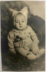 KOLTUKTA OTURAN VE BERE TAKAN ERKEK BEBEK FOTOĞRAFI ,20.02.1945- ORİJİNAL SİYAH & BEYAZ, 13X8cm EBADINDA - 1940'LAR, 1950'LER, 1960'LAR ve 1970'LER TÜRKİYE'SİNDEN NOSTALJİK DOĞUM GÜNÜ HEDİYESİ