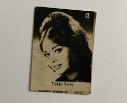 TÜRKAN ŞORAY, GAZETEDEN KESİLME FOTOĞRAFI, 4 x 2 cm EBADINDA