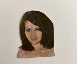 TÜRKAN ŞORAY, GAZETEDEN KESİLME FOTOĞRAFI,4 x 3 cm EBADINDA