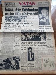Vatan Gazetesi - 7 Temmuz 1958 - Yunanistan Artık Uyanmalı Yazan Ahmet Emin Yalman Köşe Yazısı - İsmet İnönü Dün İktidardan Acı Bir Dille Şikayet Etti - Bağdat Paktı İle Alakalı Olarak Geniş Çapta Temaslar Yapılıyor - Cumhurbaşkanı Celal Bayar Umurbey'e Gitti - Kıbrıs Türkiye'nin Olacaktır Bu Bir Tabiat Kanunudur - Lefkoşe'de Örfi İdare İlan Edildi - Yandan Akıyor Yandan Adnan Veli'nin Yeni Romanı Yazı Dizisi - Taş Devri Çizen Mıstık - Çakaralmaz Hafiye Çizen Eflatun Nuri - Atom Konferansı İkinci Safhada - Gina Lollobrigida'yı Gina Yapan Adam Kocası Mirko - Şu Ölüm Denilen Şey Yazan Frederic Dard Yazı Dizisi - Burç Falı - 3,5 Yürekli Şerif Çizen OCKS - Rüzgar Çelebi Çizen Guy Bara - Stiv Roper Çizen Saunder Ve Waggon - İstanbul'da Sinemalar Tiyatrolar Programı - Fay Temizleme Tozu - Fenerbahçe'de İktidarı Tarafsızlar Aldı - Osman Kavrakoğlu Raif Dinçkök Firuzan Tekil Ve Faruk Ilgaz Yeni İdare Heyetine Girdiler - Transfer - Zeki Rıza Sporel Fotoğraf - Müslim Bağcılar Konuşuyor