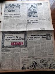 Vatan Gazetesi - 8 Temmuz 1958 - Yeni Bir Şantaj Ahmed Emin Yalman Köşe Yazısı - Altın Fiyatları Yükseliyor - Bağdat Paktı Müslüman Devlet Başkanları Haftaya Şale Köşkünde Toplanıyor - Fransız Başbakanı De Gaulle Eisenhower'ı Ziyaretten Vazgeçti - Üsküdar Vapurunun Battığı İzmit Faciasında Ölenler İçin Şehitlik İnşa Edilecek - Kıbrıs'ta Dün Üç Türk Öldürüldü - Yandan Akıyor Yandan Adnan Veli'nin Yeni Romanı Yazı Dizisi - Taş Devri Çizen Mıstık - Çakaralmaz Hafiye Çizen Eflatun Nuri - Lübnan Cumhurbaşkanı Kamil Şamun Birleşmiş Milletler Genel Sekreteri Hammadskjolf'u  İtham Etti - Ya Ya Ya Şa Şa Şa Fenerbahçe Çok Yaşa Yazan Sadun Tanju - Emil Galip Sandalcı Köşe Yazısı - Oktay Akbal Köşe Yazısı - Şu Ölüm Denen Şey Yazan Frederic Dard Yazı Dizisi - Kalbimin Sahibi Yazan Nihal Yeğinobalı Yazı Dizisi -  Film Yıldızı Rengin Arda Puro Tuvalet Sabunu Kullanıyorum Diyor - 3,5 Yürekli Şerif Çizen OCKS - Dalgacı Mahmud Çizen Kim - Stiv Roper Çizen Saunder Ve Waggon - Kadri Aytaç Karagümrükte